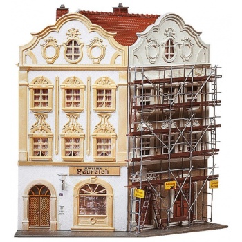 1/87 Angle house with scaffolding Faller